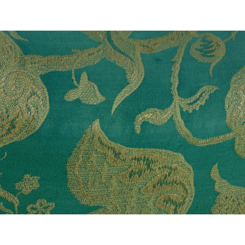 Cama vintage con tejido verde y dorado y tapicería de paja