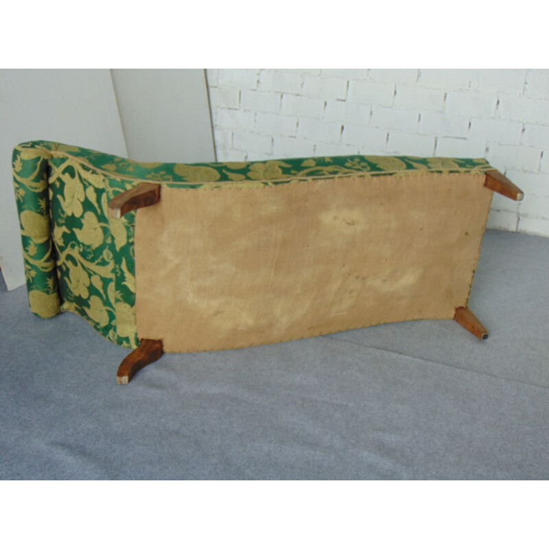 Cama Vintage com tecido verde e dourado e estofos de palha