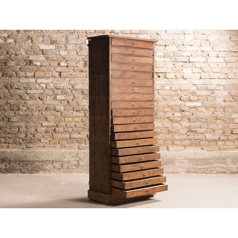 Coluna de madeira maciça com 20 gavetas