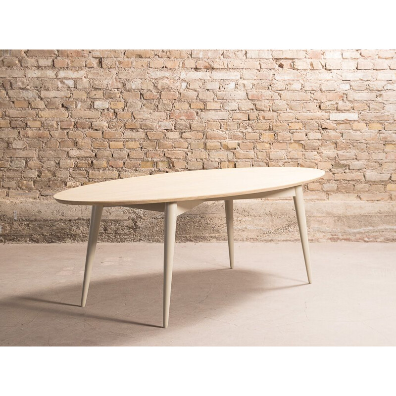 Maßgeschneiderter ovaler Vintage-Tisch aus massiver Eiche mit Gestell aus massiver Esche