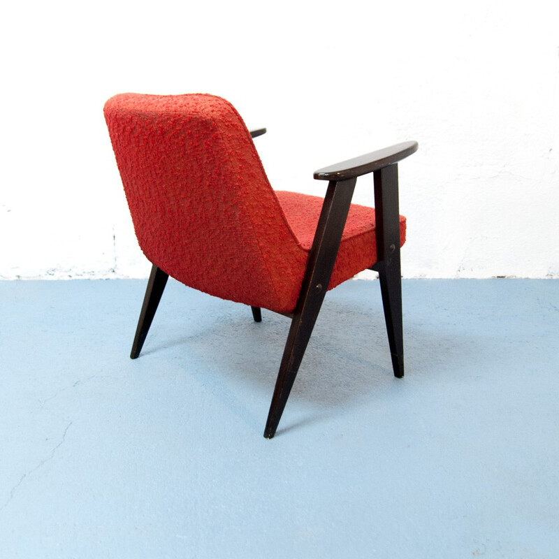 Fauteuil "366" en tissu chiné rouge et chêne massif, Jozef CHIEROWSKI - 1960