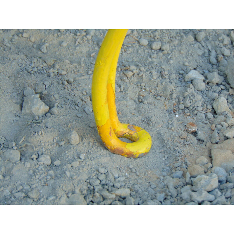 Mobiliário de jardim em ferro velho amarelo