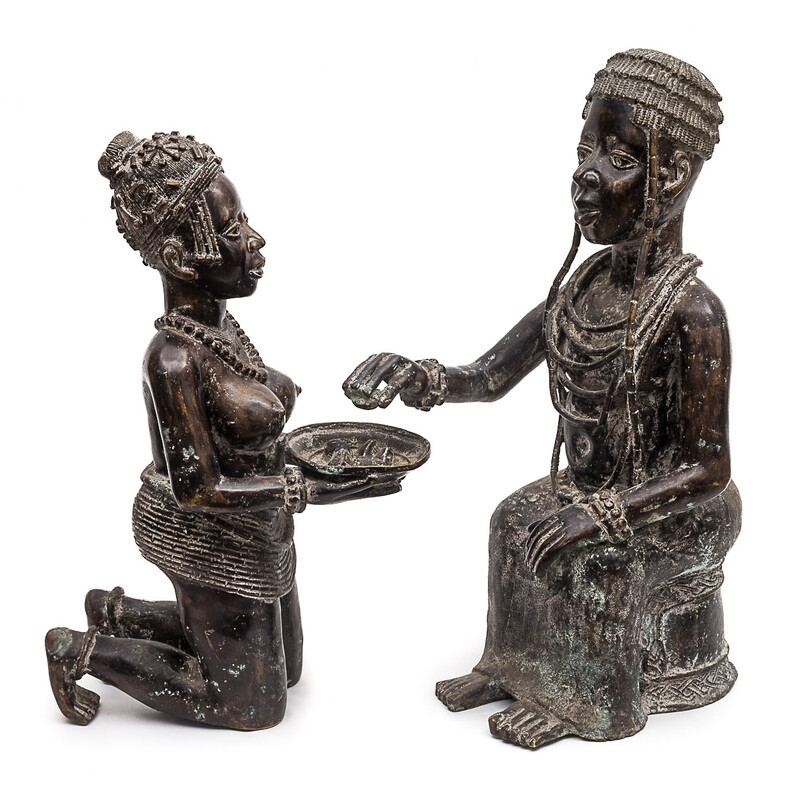 Pair of vintage statues "the offering of cowries" in bronze, Benin 1950s