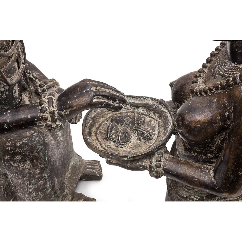 Pair of vintage statues "the offering of cowries" in bronze, Benin 1950s