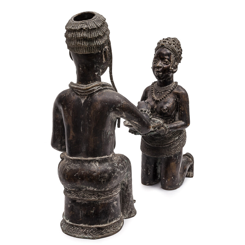 Par de estátuas vintage "l'offrande de cauris" em bronze, Benin 1950
