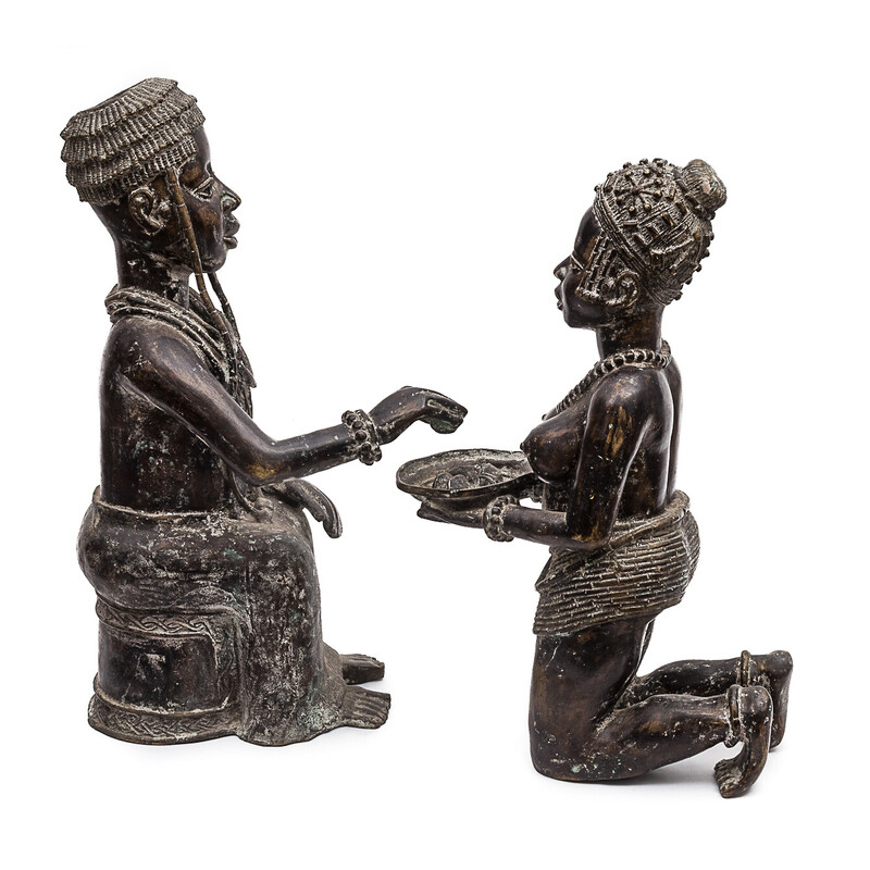 Pair of vintage statues "the offering of cowries" in bronze, Benin 1950s