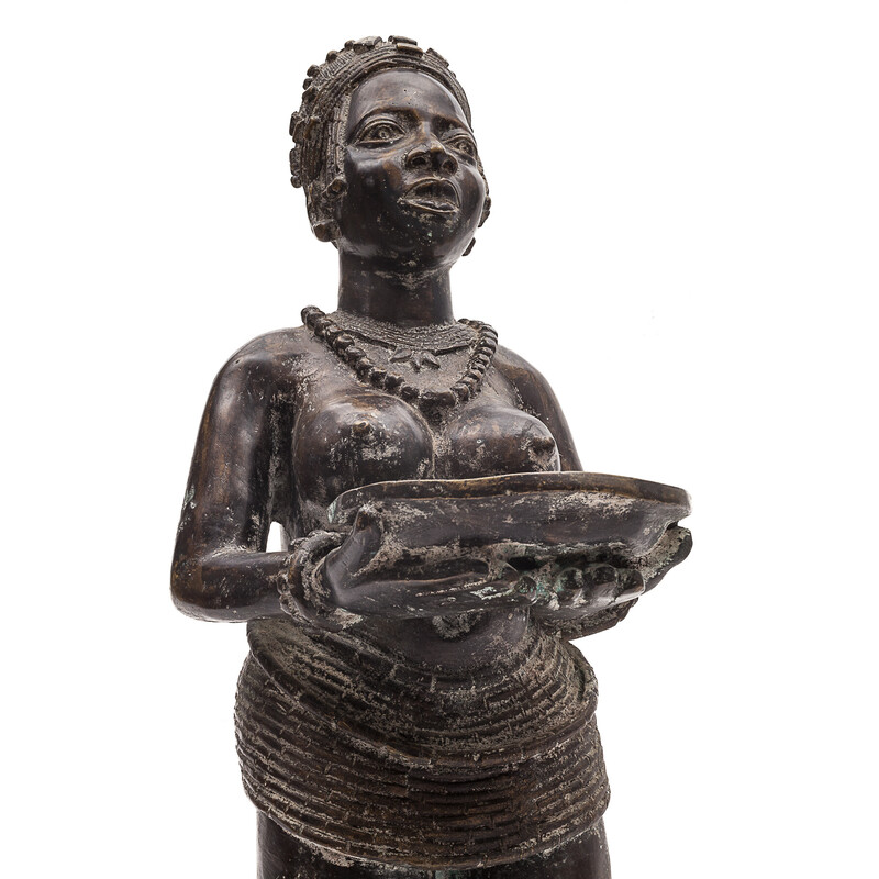 Coppia di statue d'epoca "l'offrande de cauris" in bronzo, Benin 1950