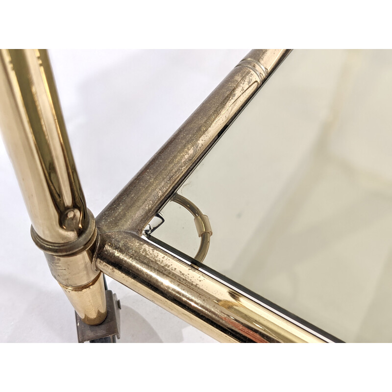 Aparador "bambu falso" em metal dourado com prateleiras de vidro manchado