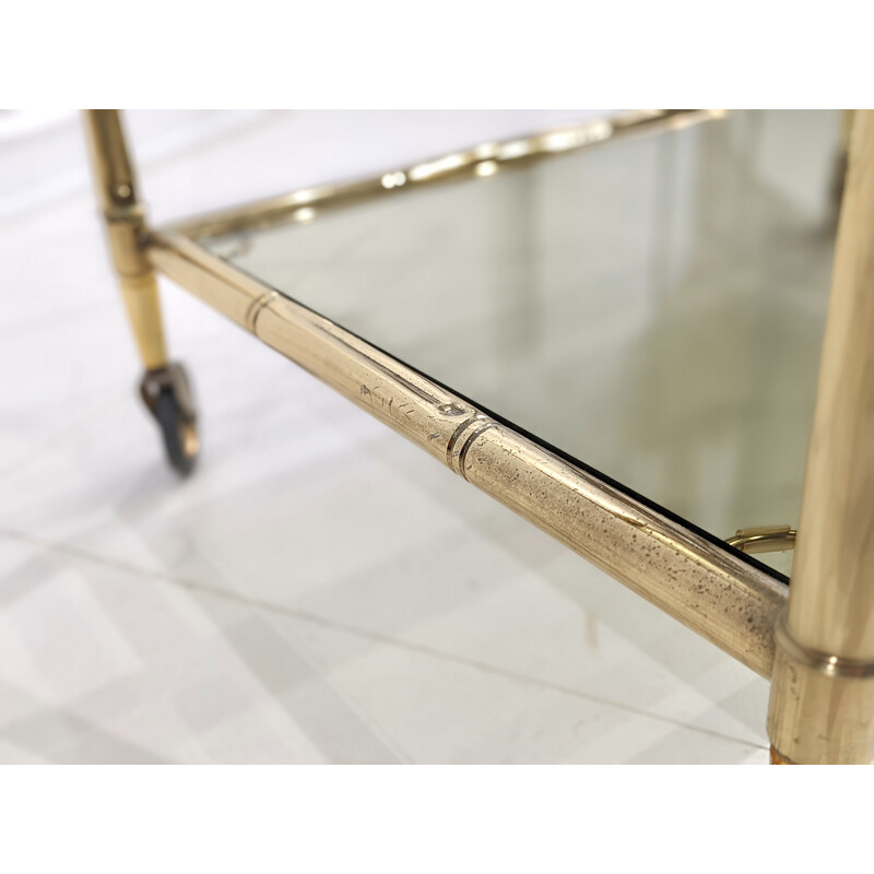 Aparador de época "Faux bamboo" en metal dorado con estantes de cristal de colores