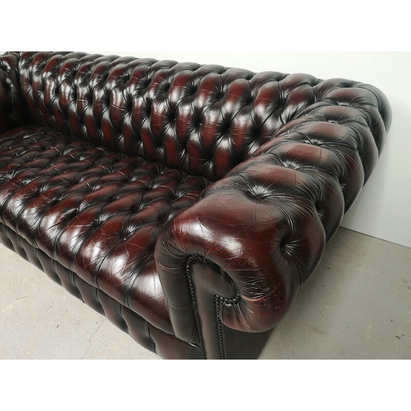 Divano chesterfield in pelle vintage, rivestito in bordeaux