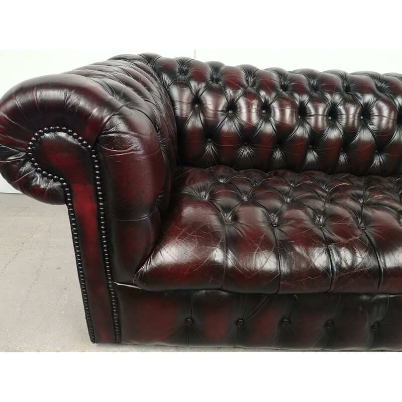 Divano chesterfield in pelle vintage, rivestito in bordeaux