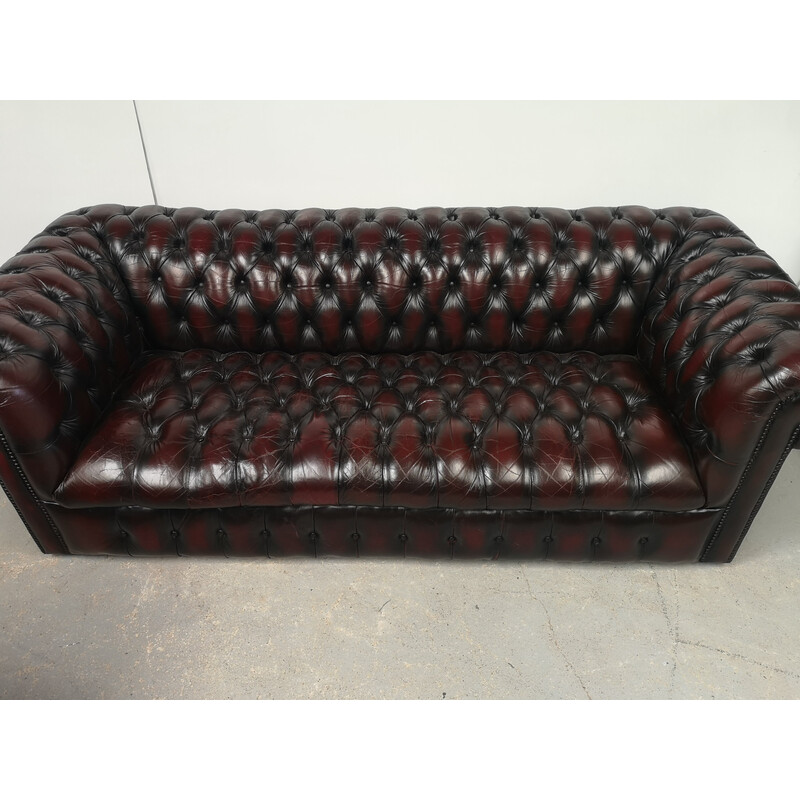 Sofá chesterfield de cuero vintage, tapizado en color burdeos