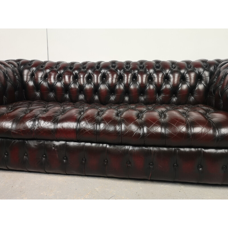 Sofá chesterfield de cuero vintage, tapizado en color burdeos