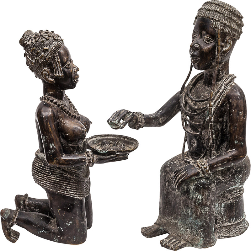 Pair of vintage statues "the offering of cowries" in bronze, Benin 1950s