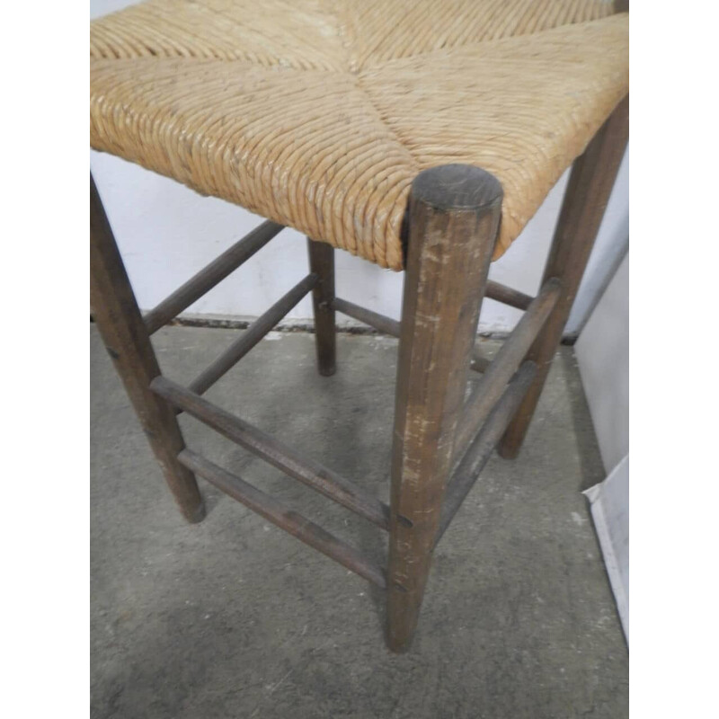 Taburete vintage de madera de tilo con asiento de paja tejida