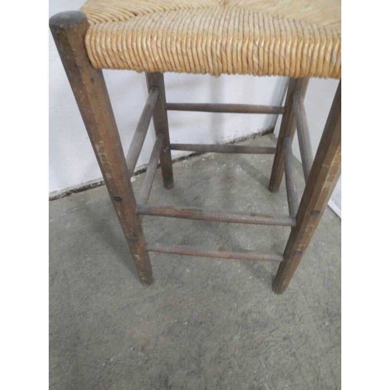 Taburete vintage de madera de tilo con asiento de paja tejida