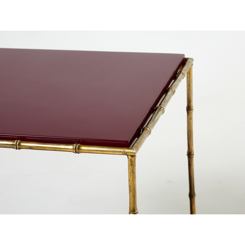Pareja de mesas auxiliares vintage de bambú y latón lacado en rojo de Maison Baguès, 1960