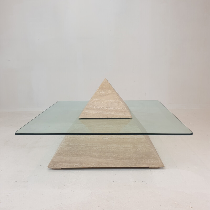 Table basse pyramidale italienne vintage en travertin, 1980