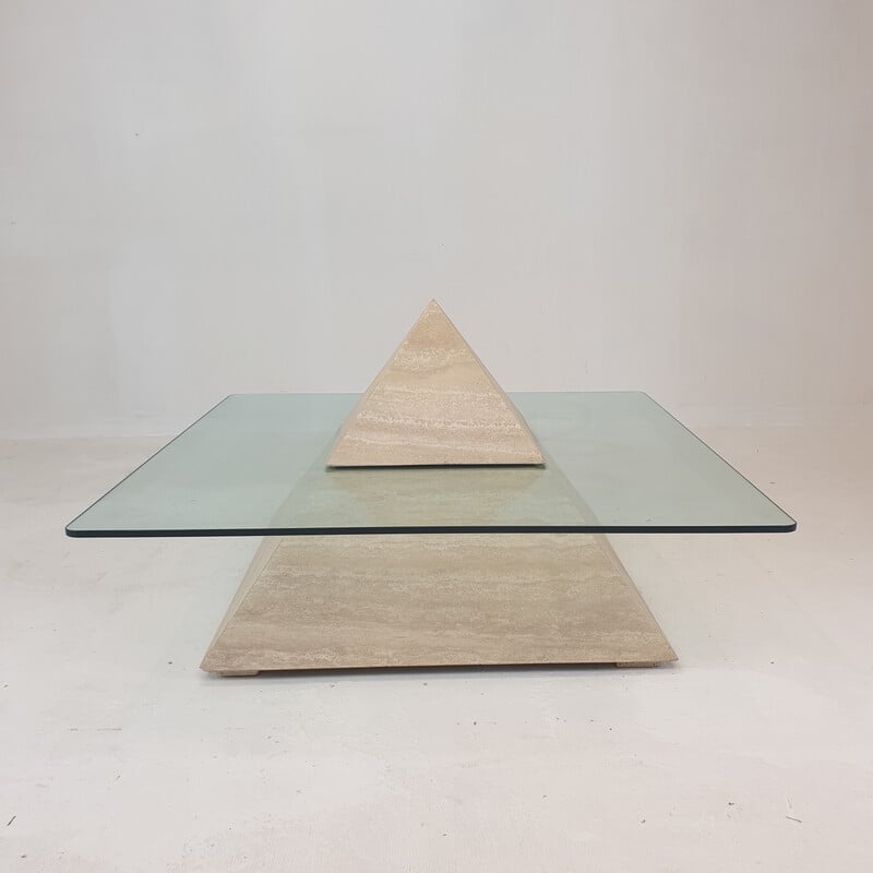 Table basse pyramidale italienne vintage en travertin, 1980