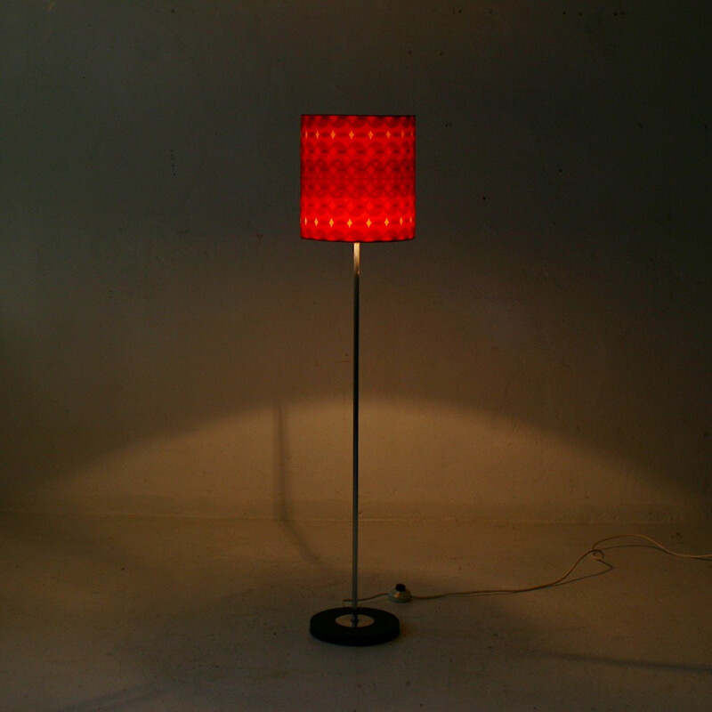 Lampadaire en métal chromé et abat-jour rouge - 1970