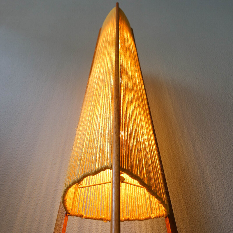 Lampada da terra scandinava vintage a treppiede in teak e juta, 1960