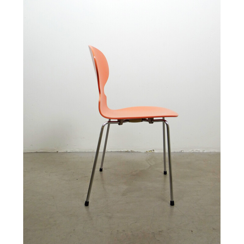 Chaise "Ant Chair 3101" Fritz Hansen couleur pêche, Arne JACOBSEN - 1990