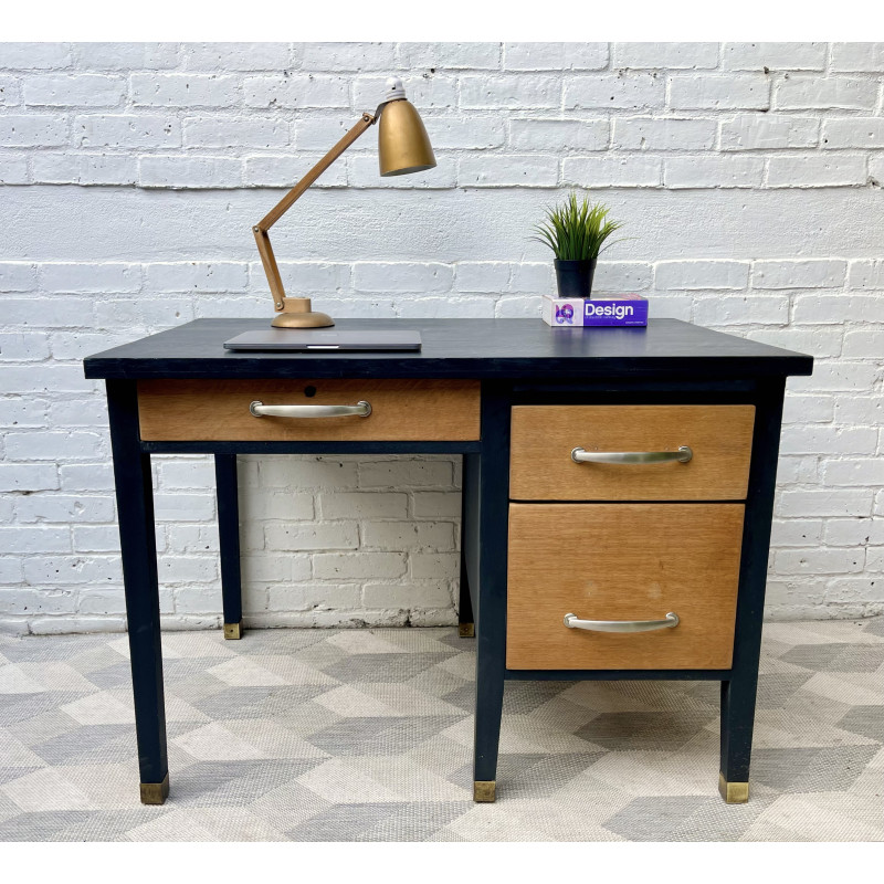 Vintage oakwood Teachers desk with 3 drawers