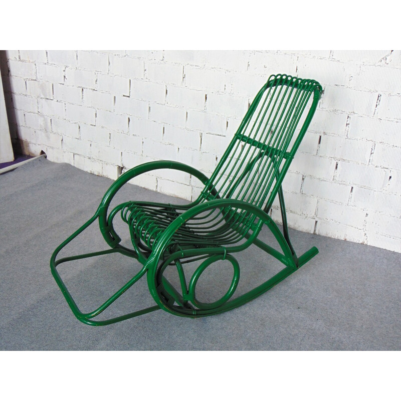 Vintage groene bamboe schommelstoel met opvallende vormen