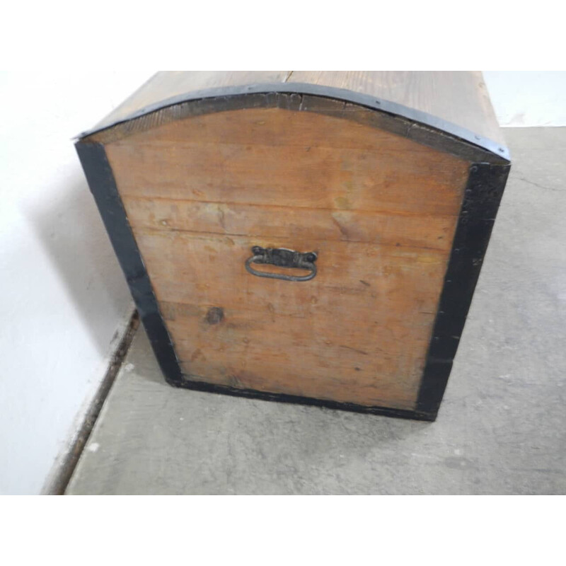 Vintage chest in fir wood with rounded lid and black iron edges
