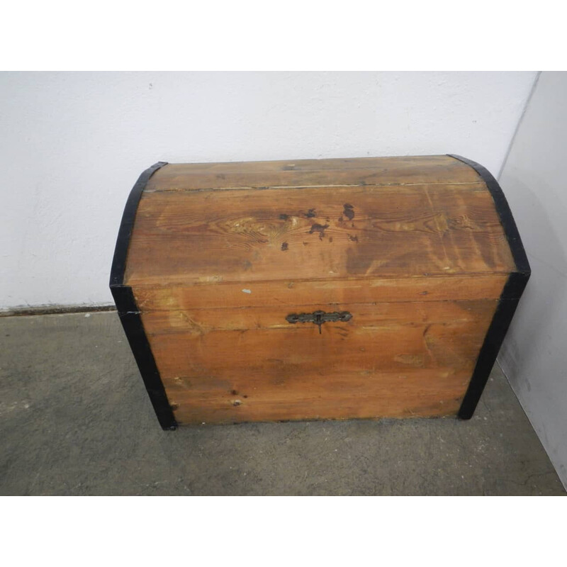 Arcón vintage de madera de abeto con tapa redondeada y bordes de hierro negro