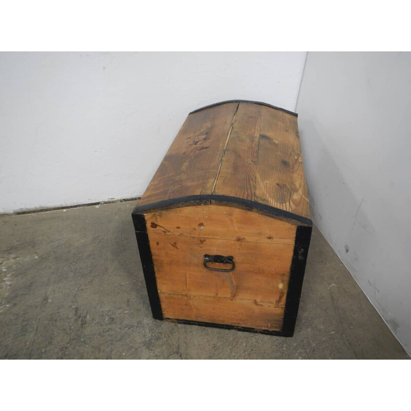 Cassapanca vintage in legno di abete con coperchio arrotondato e bordi in ferro nero