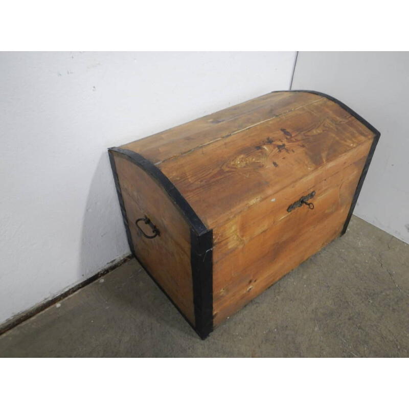 Arcón vintage de madera de abeto con tapa redondeada y bordes de hierro negro