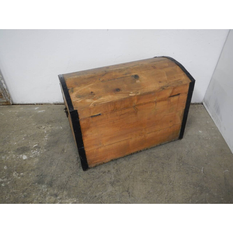 Vintage chest in fir wood with rounded lid and black iron edges