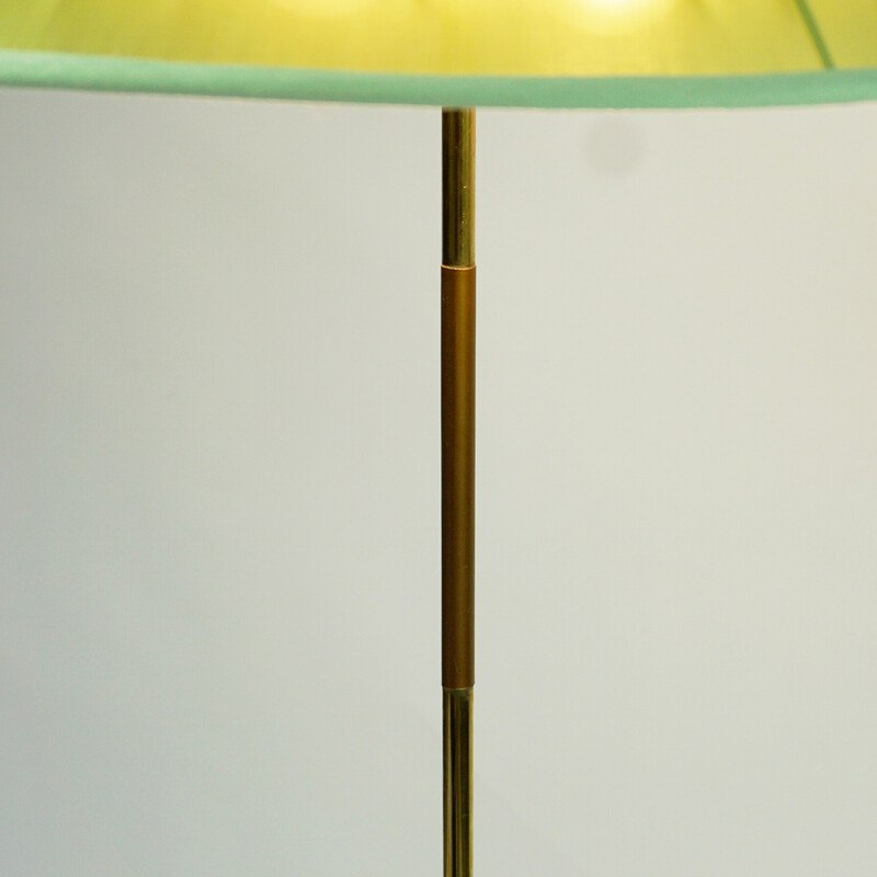 Lámpara de pie austriaca de latón de mediados de siglo con pantalla verde