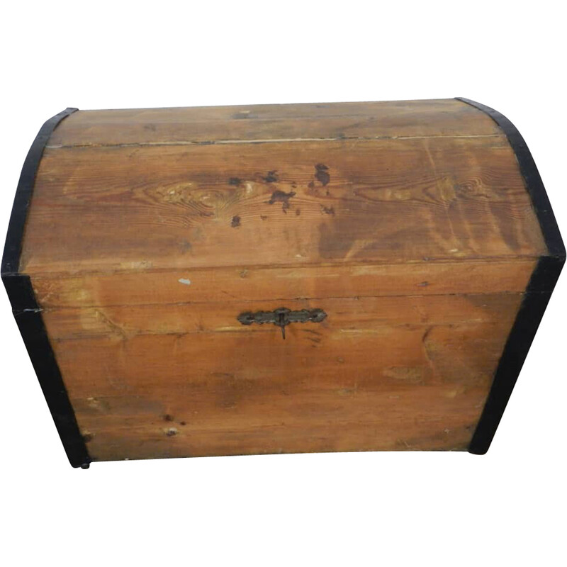 Cassapanca vintage in legno di abete con coperchio arrotondato e bordi in ferro nero