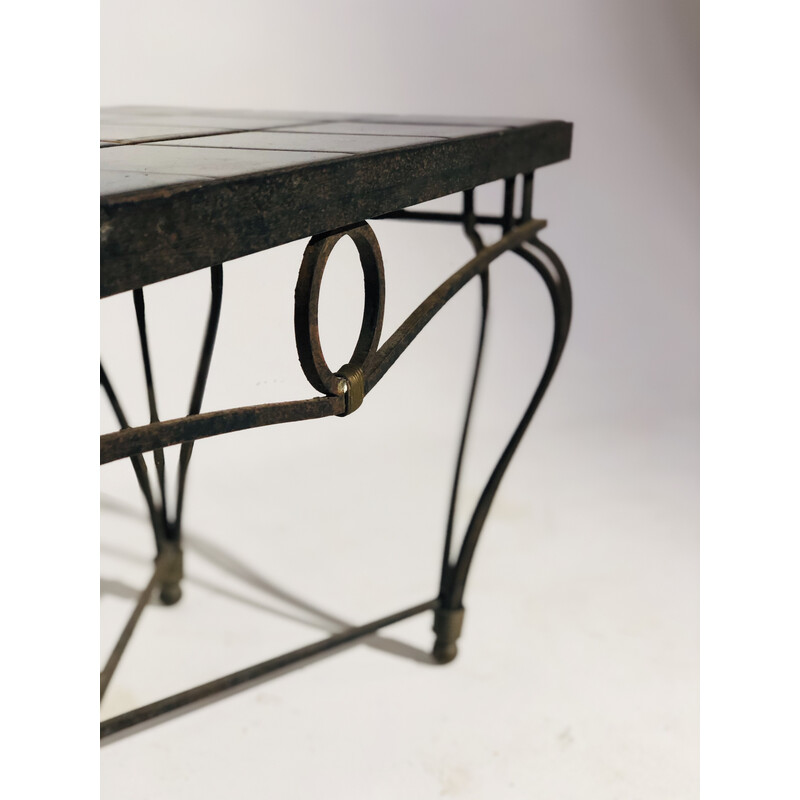 Mesa de café Vintage com base em ferro forjado e tampo em cerâmica