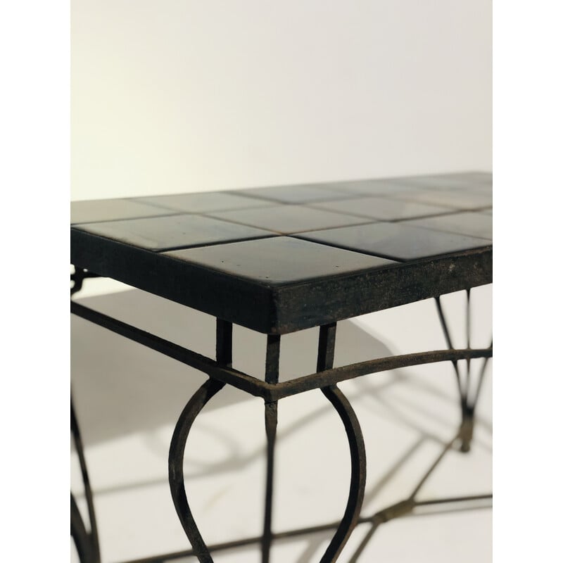 Table basse vintage avec piètement en fer forgé et plateau en céramique