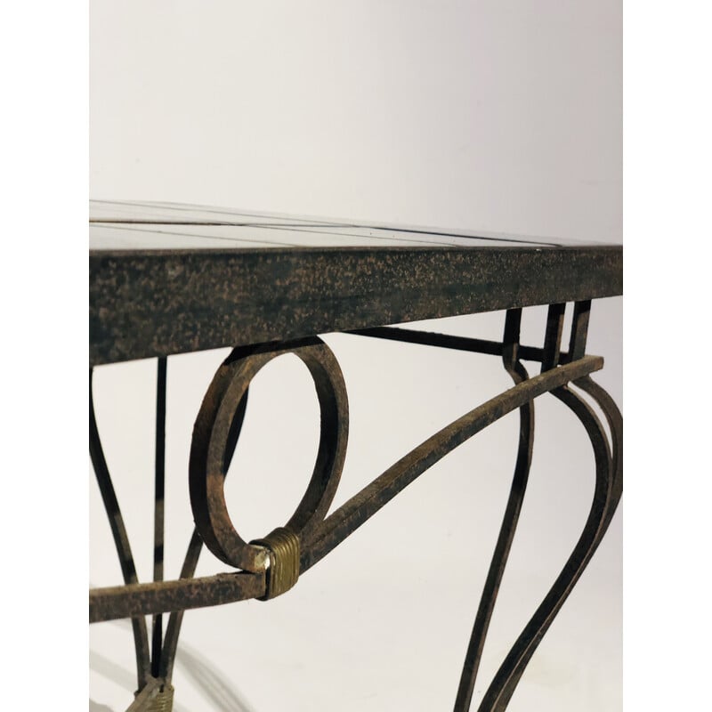 Mesa de café Vintage com base em ferro forjado e tampo em cerâmica