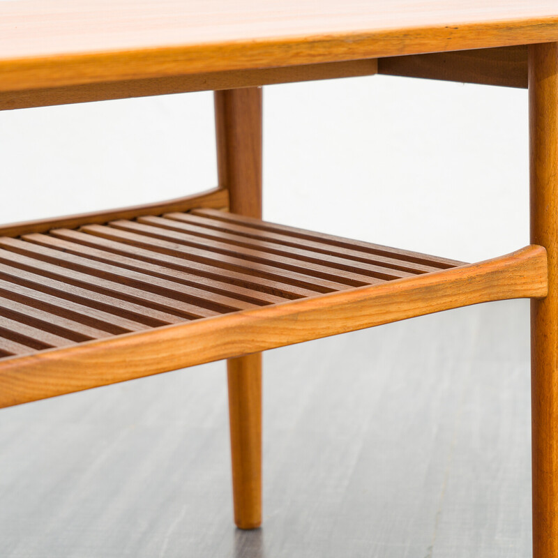 Tavolino vintage scandinavo in teak con portagiornali, 1960