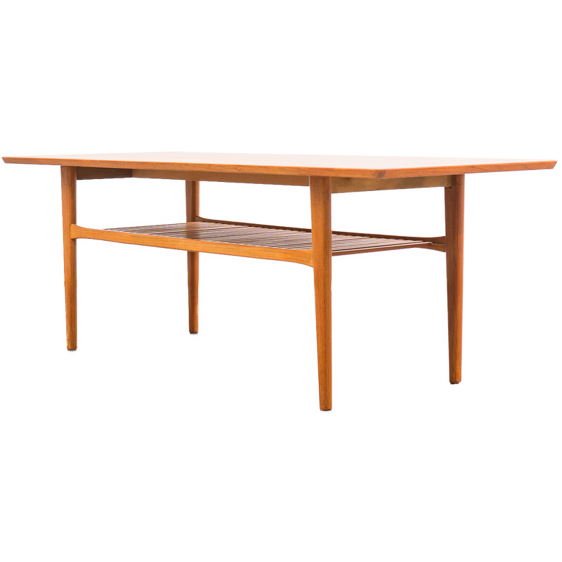 Tavolino vintage scandinavo in teak con portagiornali, 1960