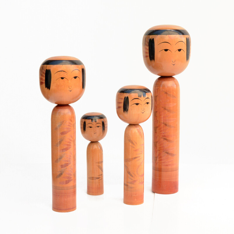 Conjunto de 4 bonecas Kokeshi de madeira vintage, Japão 1960