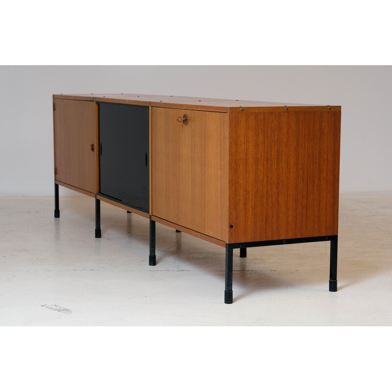 Aparador vintage de teca con 2 puertas correderas de cristal de Arp, 1960