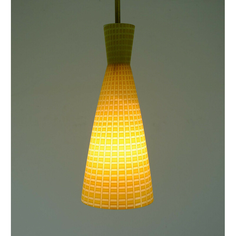 Lampada a sospensione di metà secolo in vetro giallo e bianco di Peill e Putzler, 1950