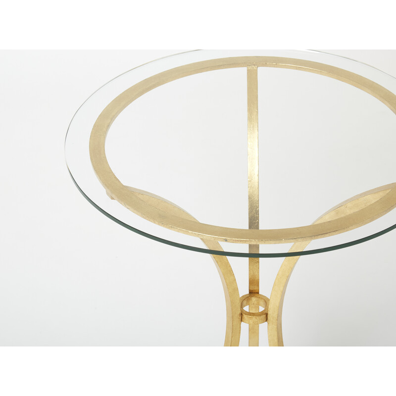 Mesa vintage con pedestal de hierro dorado y cristal de Roger Thibier, 1960