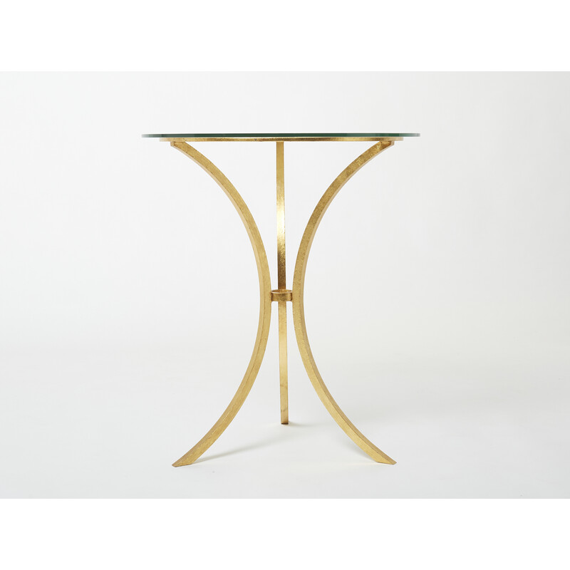 Mesa vintage con pedestal de hierro dorado y cristal de Roger Thibier, 1960