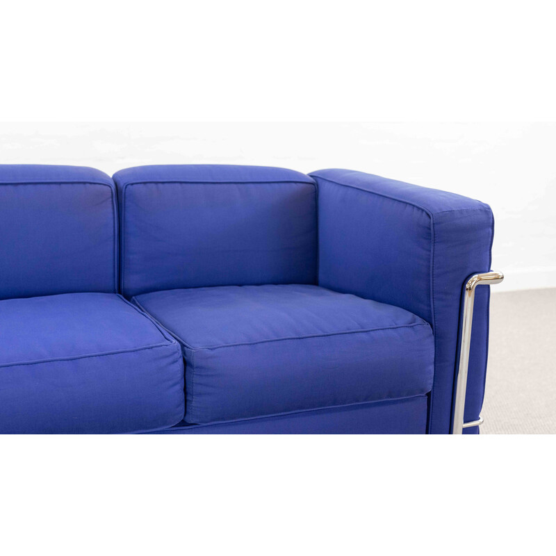 Vintage 3-zitsbank Lc2 in blauwe stoffen van Charlotte Perriand en Le Corbusier voor Cassina, Italië