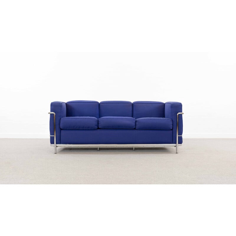 Divano vintage a 3 posti Lc2 in tessuti blu di Charlotte Perriand e Le Corbusier per Cassina, Italia