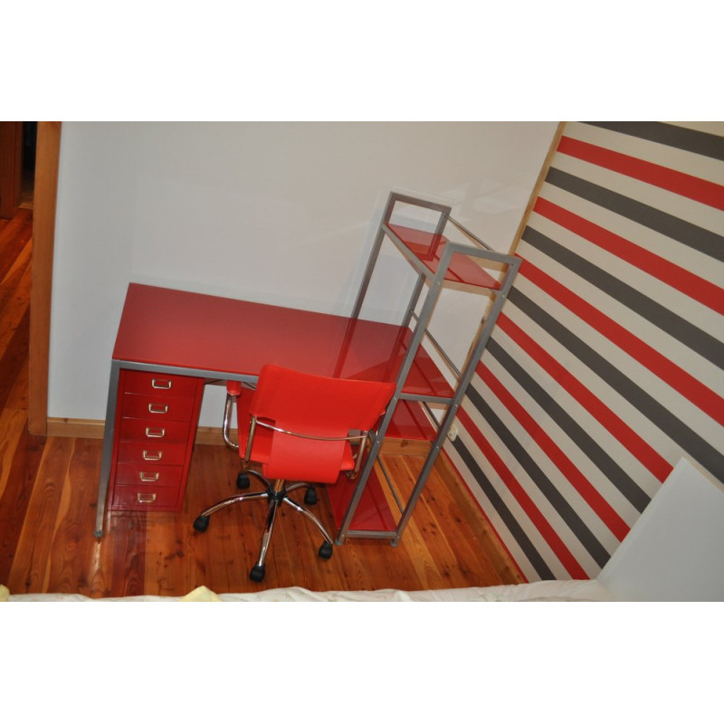 Bureau vintage Bauhaus avec chaise et armoire en métal
