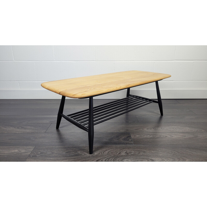 Mesa de centro vintage de madera de olmo con patas negras de Ercol, años 70