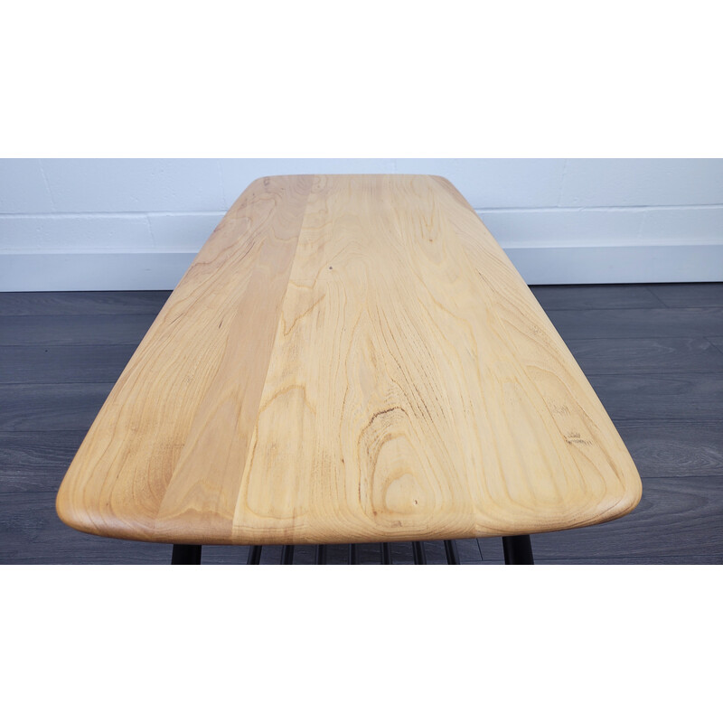 Mesa de centro vintage de madera de olmo con patas negras de Ercol, años 70